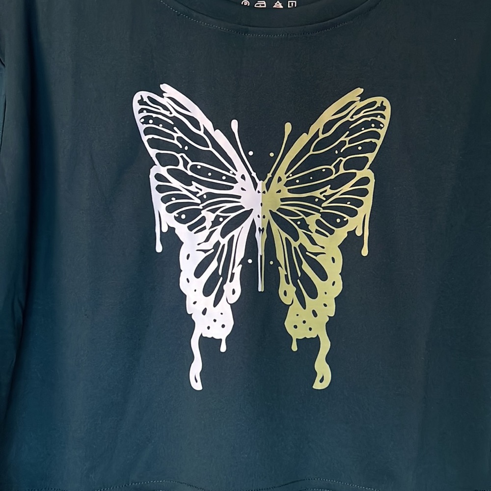 3/$25 ❤️ Crop Tee - Picture 2 of 4